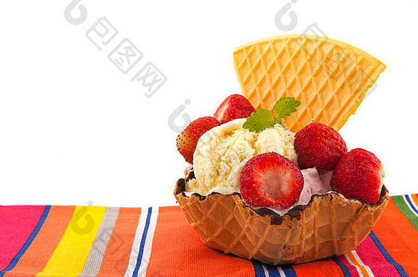 新鲜冰杯，带有草莓和华夫饼，颜色为夏季
