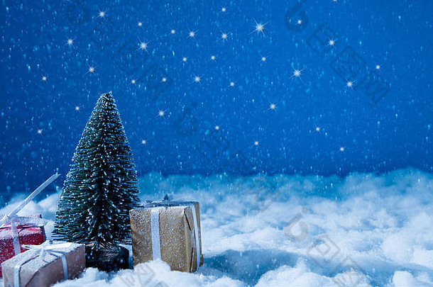 圣诞祝福横幅照片小型创意宣传册雪路大礼品盒常青树新年夜星光背景