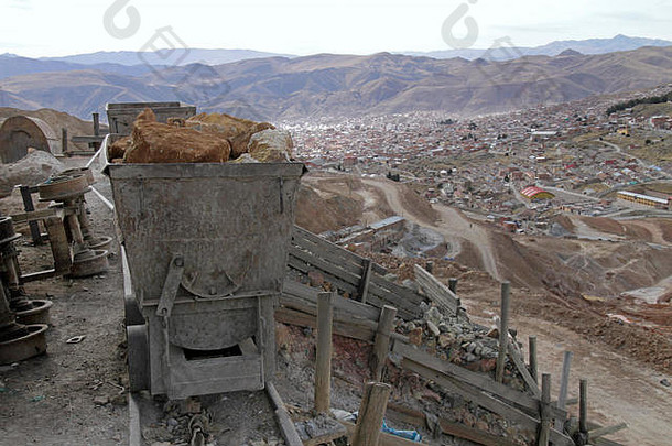 矿业车城市波托西玻利维亚背景
