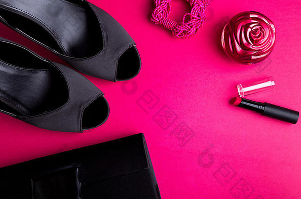 时尚女士配饰套装。黑色和粉红色。最小的黑色鞋子，手镯，香水，唇膏和粉红色背景袋。平铺