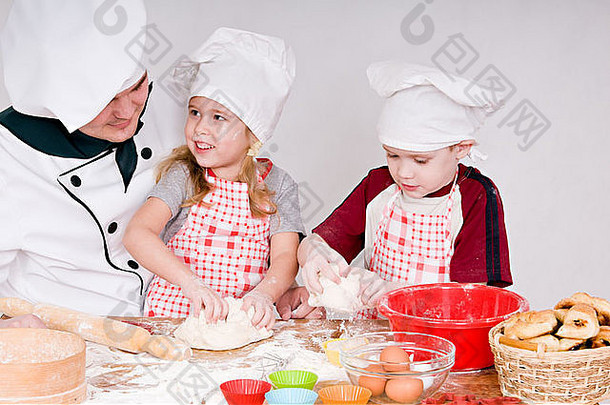 厨师教孩子们揉面团