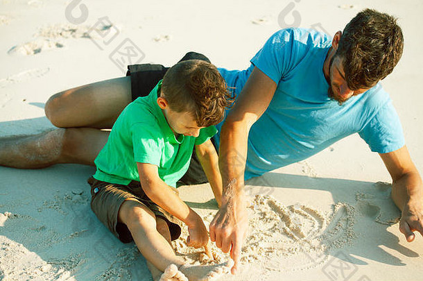 快乐家庭海滩玩父亲儿子走海海岸岩石微笑采取假期