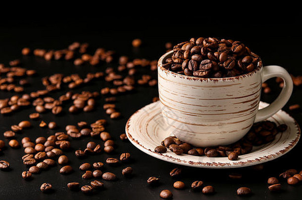 咖啡豆子光杯黑暗背景分散咖啡豆子表格水平取向