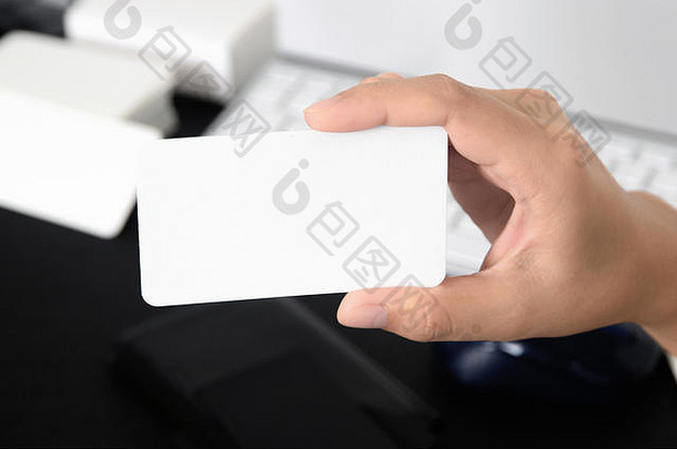空白业务卡模拟手模糊办公室桌子上背景联系信息设计templete
