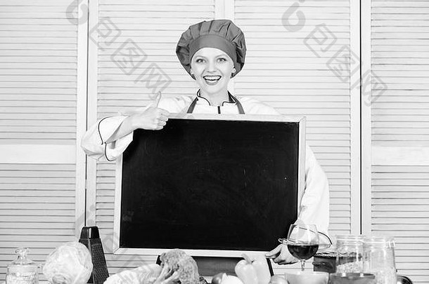 批准可爱的女人手势拇指空白黑板上首席烹饪教学烹饪学校主烹饪烹饪类主类烹饪学校复制空间