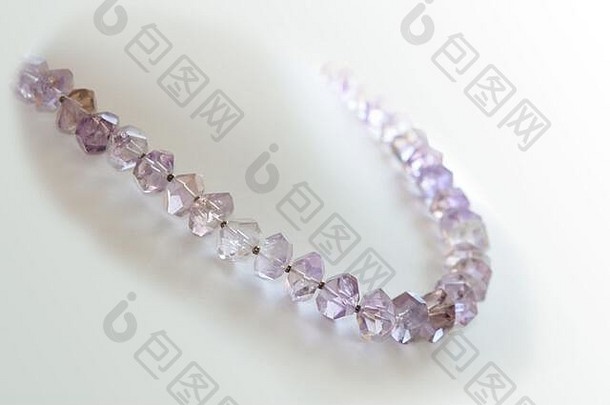 紫水晶项链展示白色背景