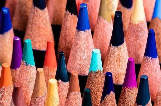 高细节的彩色铅笔尖的宏观图像，在高度和深度上错开。<strong>深沉</strong>的色彩。