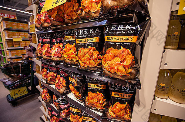一袋袋Terra牌蔬菜零食堆放在一家杂货店的货架上