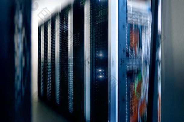 Web网络、互联网电信技术、大数据存储、云计算计算机服务业务理念：datac服务器机房内部