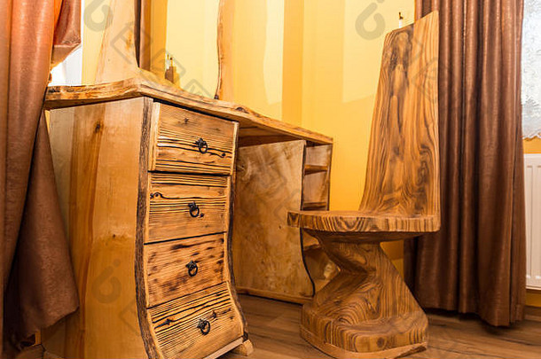 用烧焦或烧焦的木材制成的家具设计