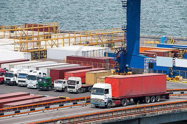 港口卡车运输集装箱