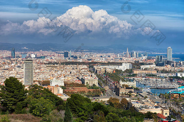 西班牙巴塞罗那城市景观视图城市Montjuic山积雨云风暴云