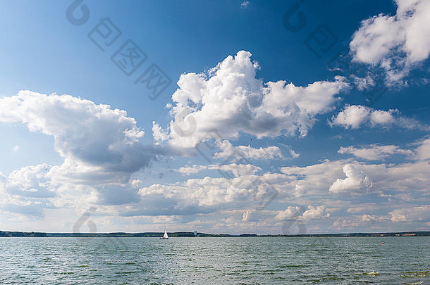 夏日的湖景、云景和帆船