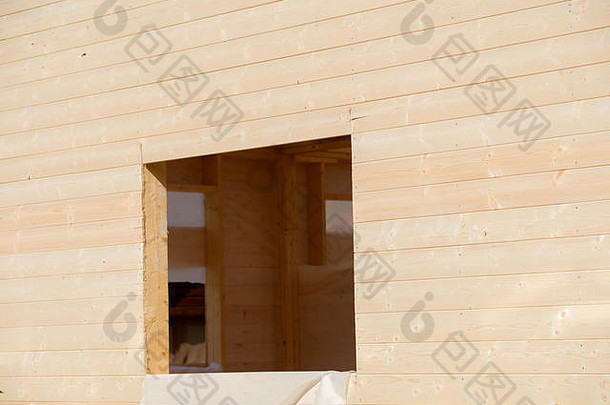 正在建造的一座新木屋墙上的窗户