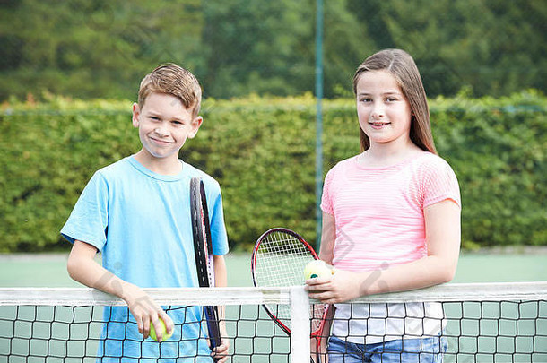男孩和女孩一起打网球的肖像