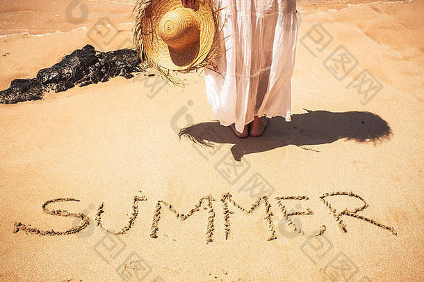 夏天人旅行假期假期概念年轻的高加索人美丽的女人海滩享受太阳词夏天写了三