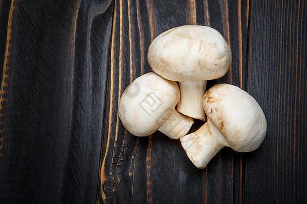 木质背景上的香菇