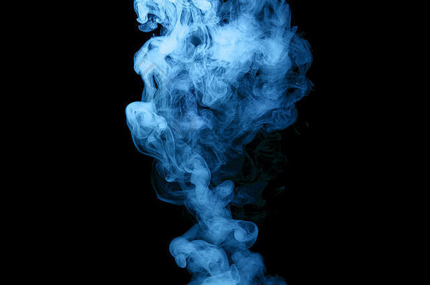 黑色背景上的蓝色蒸汽。
