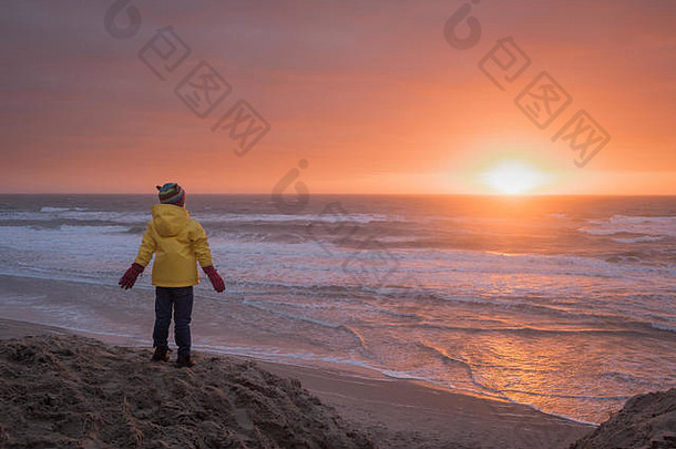 孩子观察日落冬天海滩texel荷兰