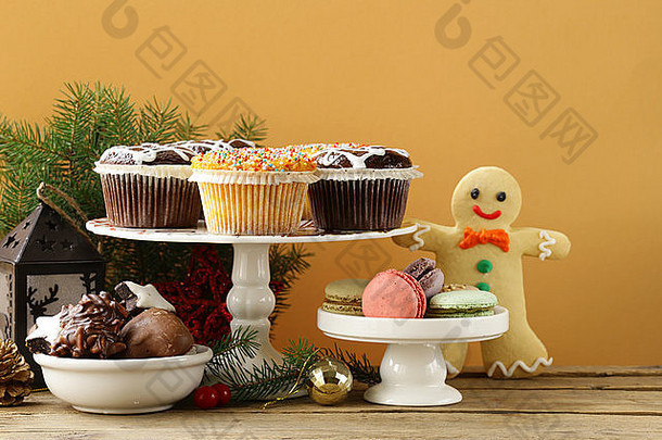 <strong>圣诞</strong>甜点自助餐松饼、饼干、杏仁饼放在木桌上