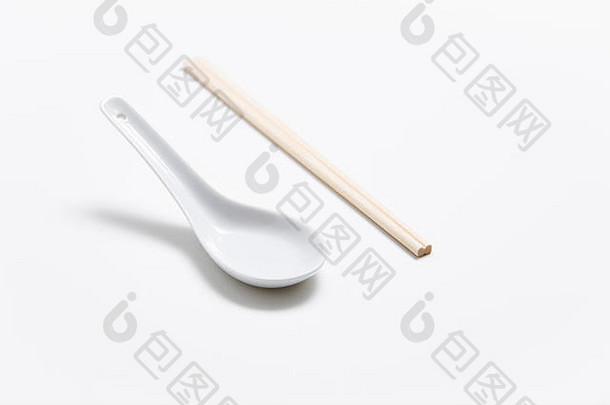 中国人瓷勺子木筷子孤立的白色背景