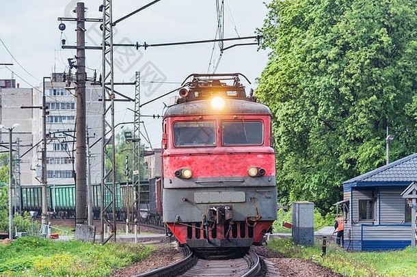 货运火车<strong>横穿马路</strong>。莫斯科地区。俄罗斯联邦