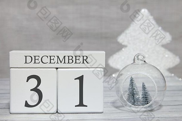 立方体用文字从数字和月份、12月31日、<strong>年终</strong>和总结。