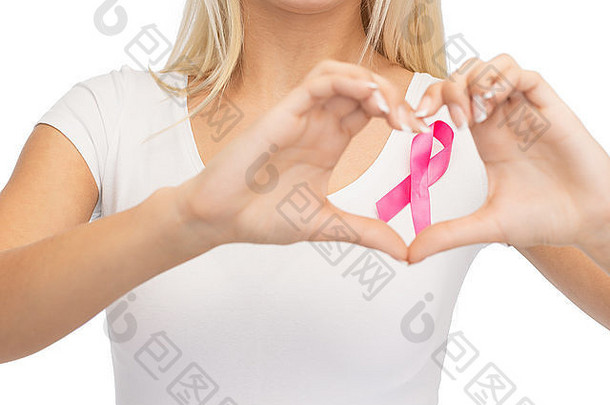 戴着粉色癌症意识丝带的年轻女子