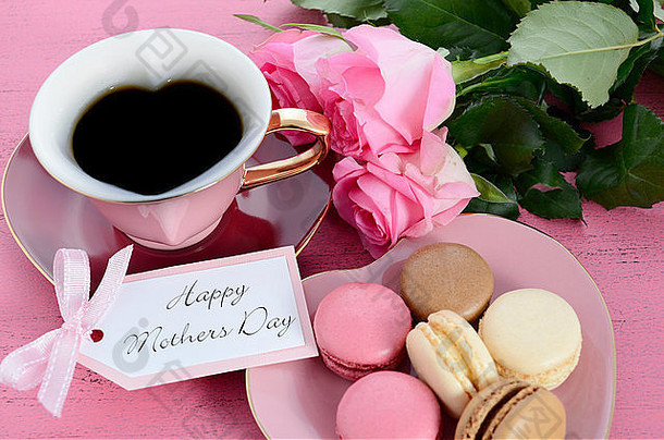 快乐母亲一天粉红色的玫瑰心形状茶杯马卡龙古董风格陷入困境的粉红色的木表格