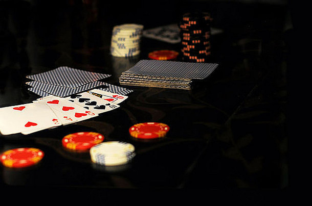 暗室中扑克游戏的低景深图像