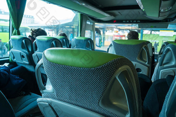 交通、旅游、公路旅行和设备概念-旅游巴士内饰和座椅。