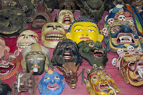 色彩鲜艳的面具出售市场廷布不丹