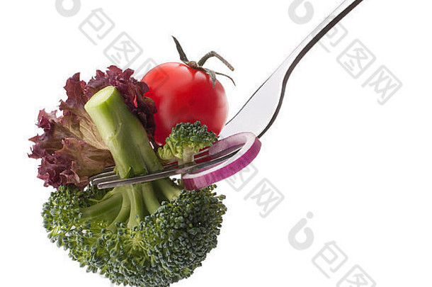 叉子上的新鲜生蔬菜在白色背景切口上隔离。健康饮食观念。