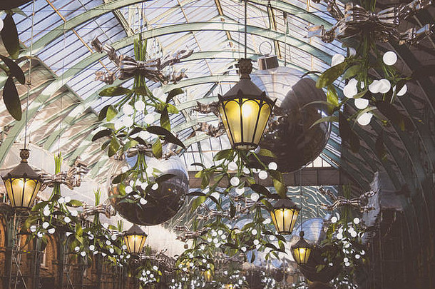 挂槲寄生装饰考文特花园市场大厅伦敦