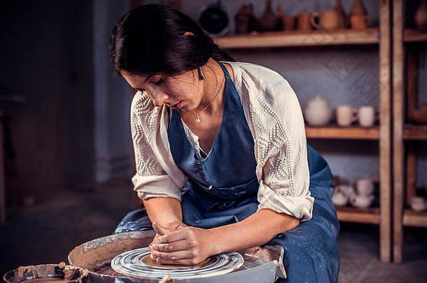迷人的专业陶工正在制作陶轮。手工。