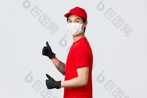 交付服务交付的家伙红色的帽t恤物流公司员工显示竖起大拇指站配置文件转相机保护