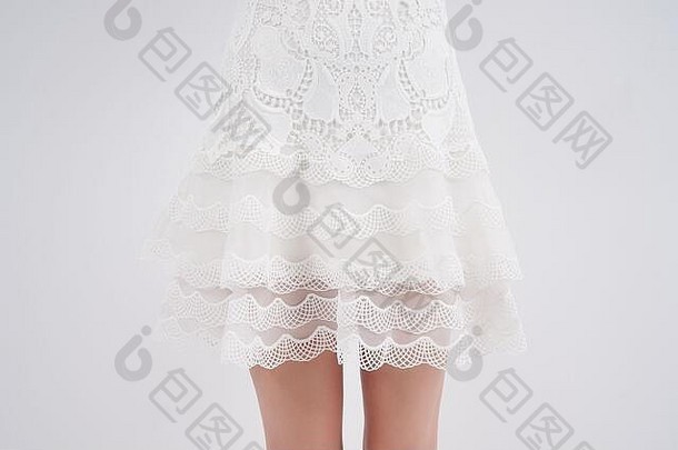 女孩苗条的身体美丽的白色婚礼衣服使薄纱褶边白色衣服白色背景前面视图