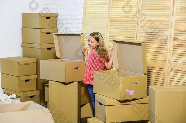 快乐女孩纸板盒子移动房子移动概念<strong>公寓</strong>购买居住快乐孩子纸板盒子无与伦比的位置