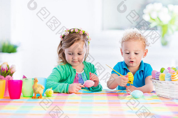 孩子们绘画色彩斑斓的鸡蛋孩子们油漆装修复活节蛋蹒跚学步的孩子学龄前儿童孩子玩在室内春天装饰首页斯普尔