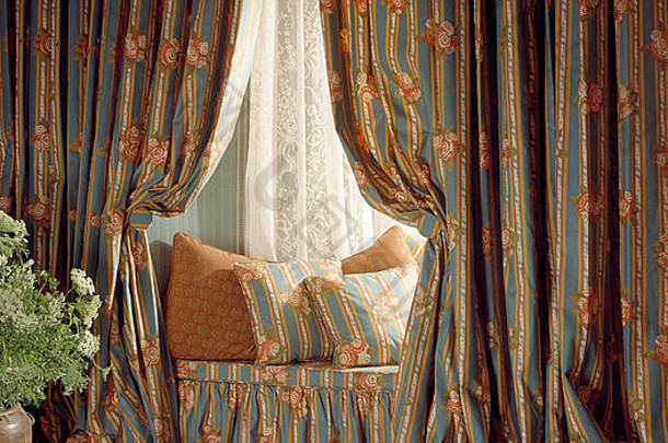 九十年代卧室的窗户上有厚重的窗帘，窗座上有相配的靠垫