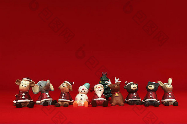 圣诞老人和朋友们的小玩偶的静物画