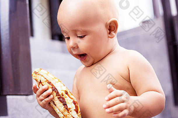 快乐宝宝吃面包