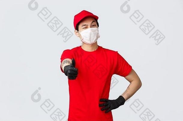 交付服务热情的亚洲快递工人<strong>医疗</strong>面具手套红色的统一的显示竖起大拇指眨眼保证质量