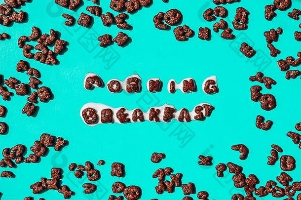 用巧克力薄片做成的字母形状的早餐，早餐中放着牛奶。健康饮食
