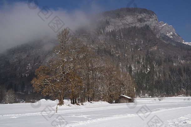 冬季，在Sixt FeráCheval村附近，冰雪覆盖的草地上有越野滑雪道和周围的山脉。第<strong>六次</strong>会议，