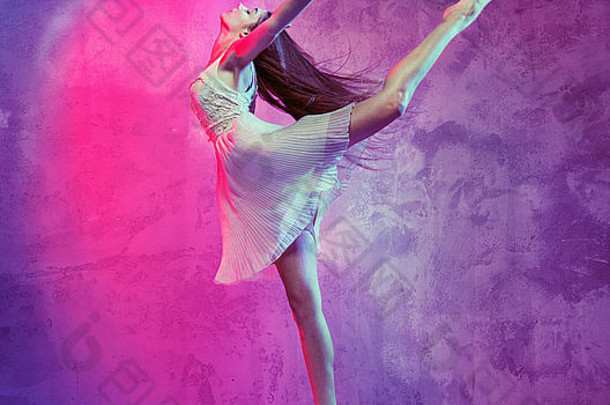 灵活的漂亮的芭蕾舞舞者跳舞地板上
