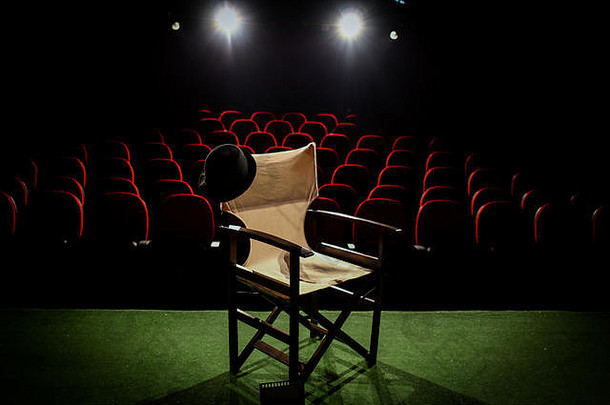 舞台上、空座位前面和窗帘之间的导演座椅