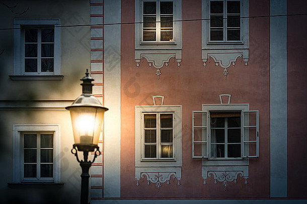 奥地利维也纳街头的夜景。以传统建筑为主要主题的发光灯笼。欧洲tr