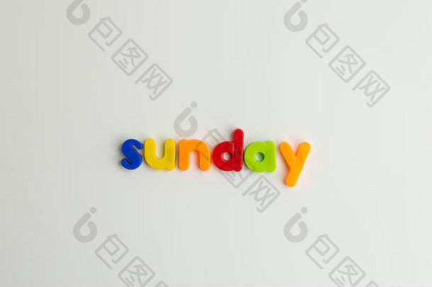 彩色儿童字母中的星期日单词