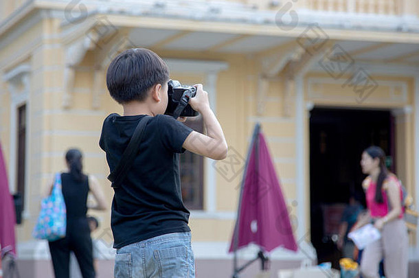 通过实际练习发现孩子的天赋，比如男孩用相机拍照以提高技能。